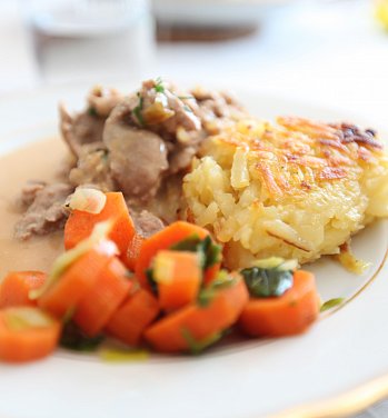 Trutengeschnetzeltes an Rahmsauce, Butter-Rösti und saisonales Gemüsebouquet